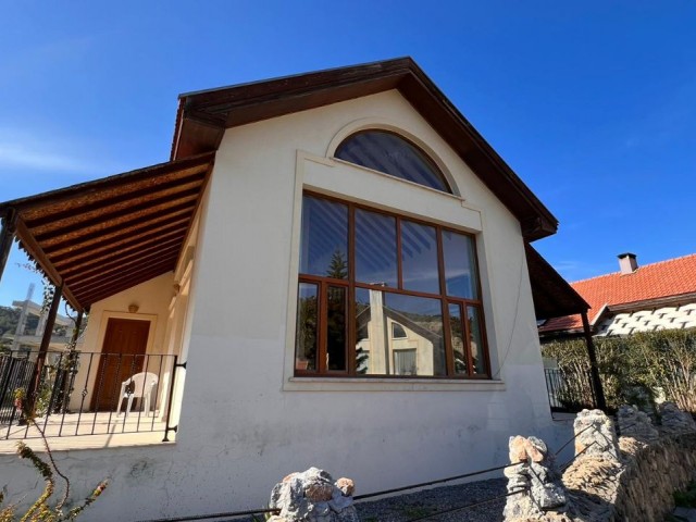 Villa mit Garten zum Preis einer Wohnung in Karsiyaka!!