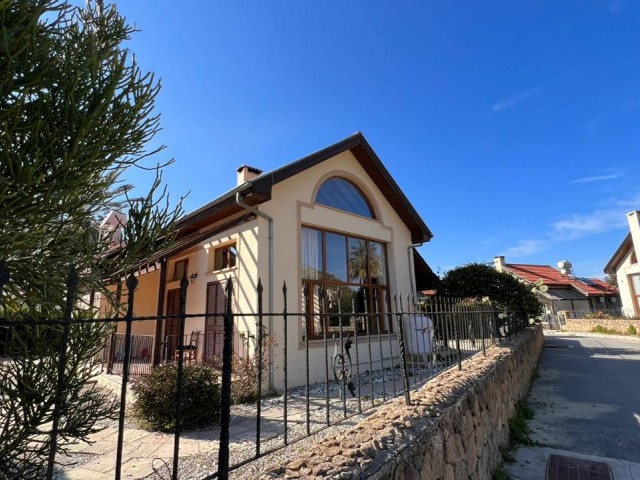 Villa mit Garten zum Preis einer Wohnung in Karsiyaka!!