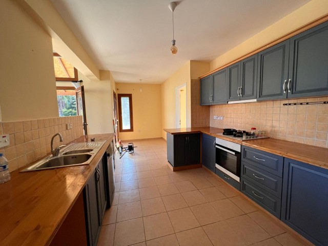 Villa mit Garten zum Preis einer Wohnung in Karsiyaka!!