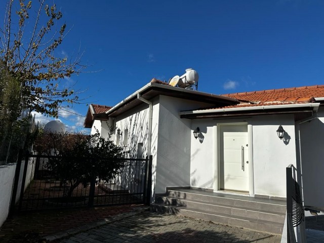 Villa mit großem Garten zum Verkauf in Edremit, in der Nähe der Ringstraße!