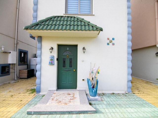 Möblierte Triplex-Villa mit Blick auf die Berge und das Meer zum Verkauf in Karaoğlanoğlu!