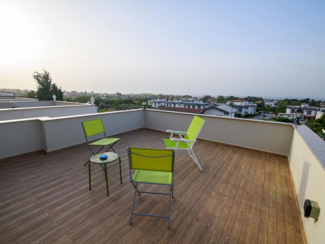 Möblierte Triplex-Villa mit Blick auf die Berge und das Meer zum Verkauf in Karaoğlanoğlu!