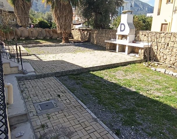 Villa mit großem Garten zum Verkauf in Ozanköy!