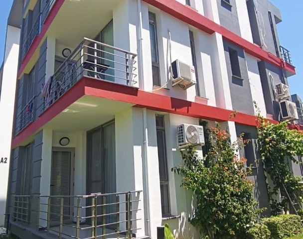 2+1 Wohnung mit Gemeinschaftspool zum dringenden Verkauf in Kyrenia Alsancak