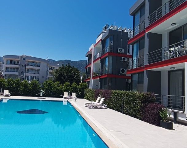 2+1 Wohnung mit Gemeinschaftspool zum dringenden Verkauf in Kyrenia Alsancak