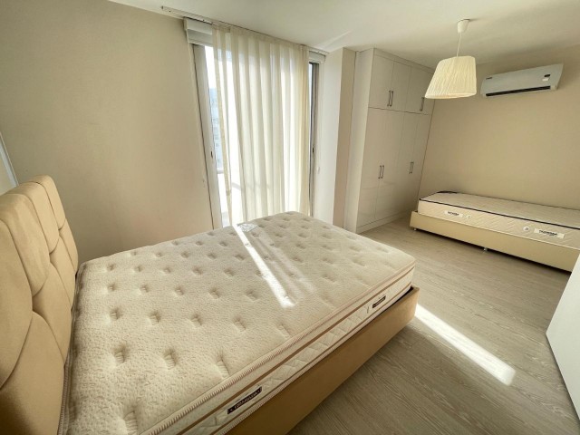 Полностью меблированная двухуровневая квартира-пентхаус 3+1 на продажу в центре Кирении с видом на горы и море