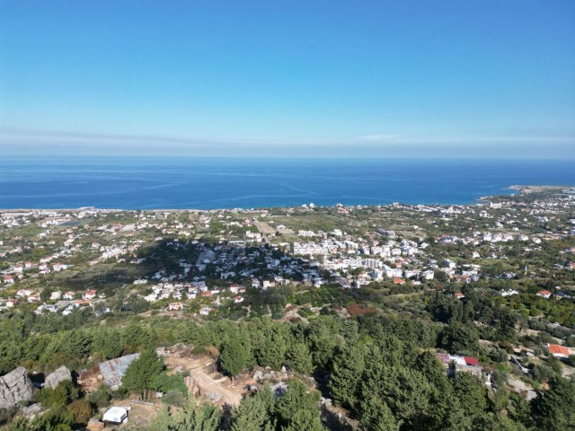 3 Dekar-Grundstück zum Verkauf in Başpınar/Lapta, mit herrlichem Meer- und Bergblick + 750 m2 INNENRAUM, HÄLFTE RESTHAUS