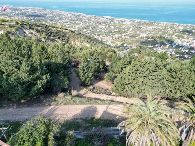 3 Dekar-Grundstück zum Verkauf in Başpınar/Lapta, mit herrlichem Meer- und Bergblick + 750 m2 INNENRAUM, HÄLFTE RESTHAUS