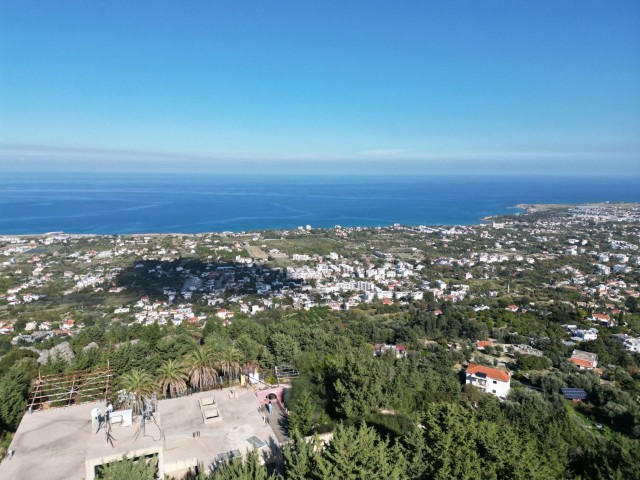 3 Dekar-Grundstück zum Verkauf in Başpınar/Lapta, mit herrlichem Meer- und Bergblick + 750 m2 INNENRAUM, HÄLFTE RESTHAUS