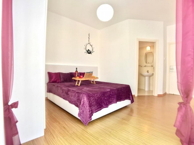 Продается полностью меблированная квартира 3+1 в центре Кирении НА УЧАСТКЕ С БАССЕЙНОМ.