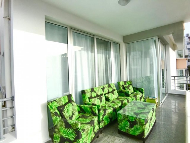 Продается полностью меблированная квартира 3+1 в центре Кирении НА УЧАСТКЕ С БАССЕЙНОМ.