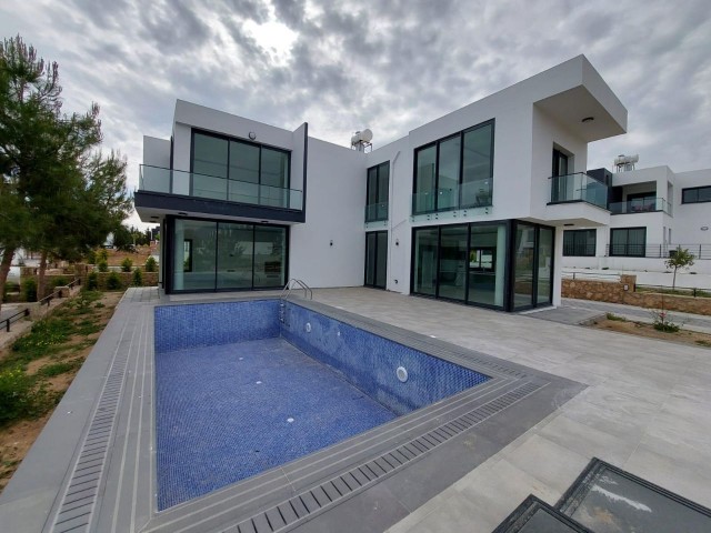 Brandneue 3+1-Villa mit Pool zum Verkauf in Çatalköy