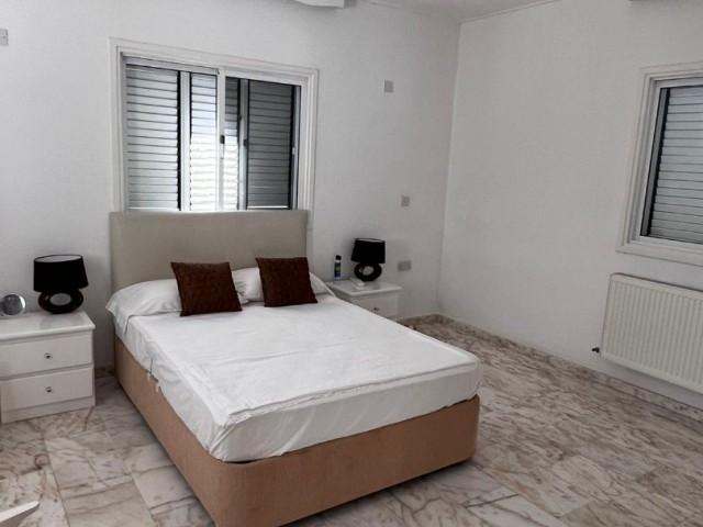  Girne merkez’de Satılık havuzlu 6+2 villa , ÇARŞİYA 2 DK MESAFİSİNDE 