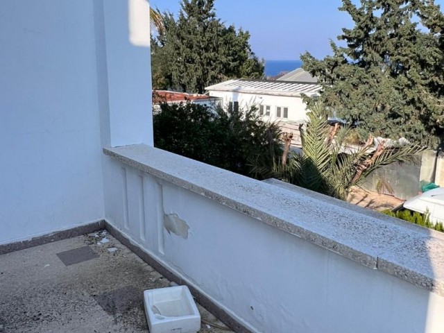  Girne merkez’de Satılık havuzlu 6+2 villa , ÇARŞİYA 2 DK MESAFİSİNDE 