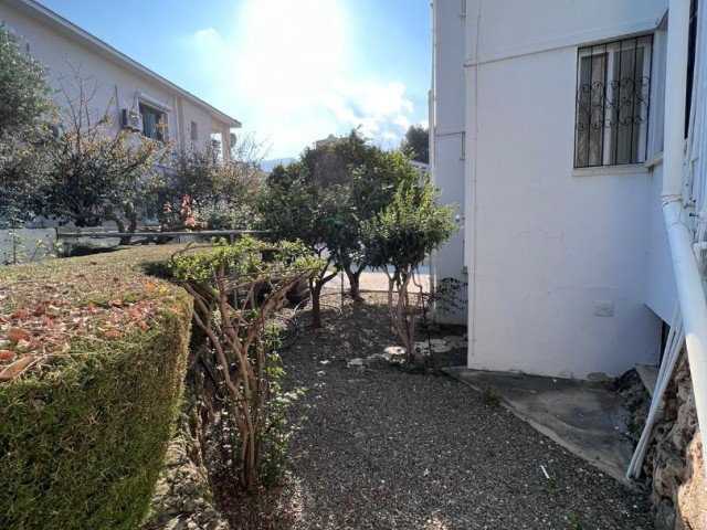  Girne merkez’de Satılık havuzlu 6+2 villa , ÇARŞİYA 2 DK MESAFİSİNDE 