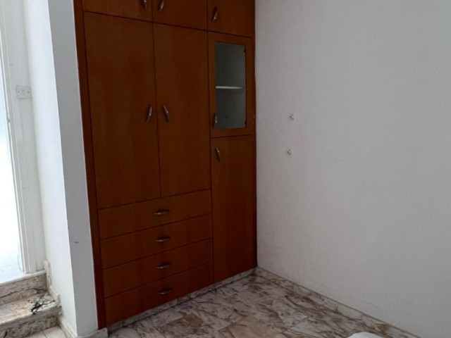  Girne merkez’de Satılık havuzlu 6+2 villa , ÇARŞİYA 2 DK MESAFİSİNDE 