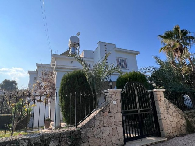 6+2 Villa mit Pool zum Verkauf im Zentrum von Kyrenia, 2 MINUTEN ZUM BASAR