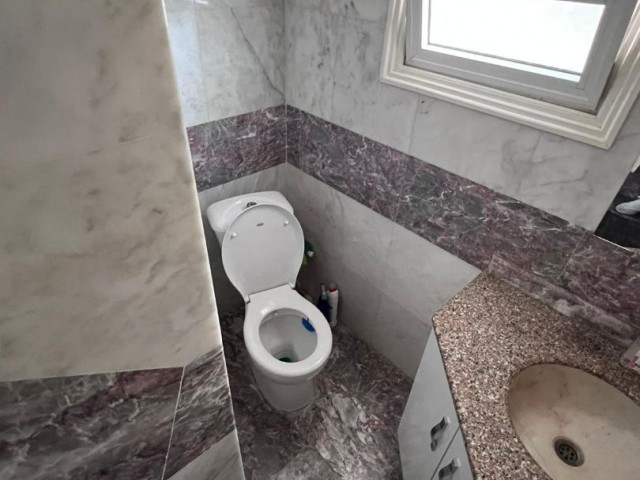  Girne merkez’de Satılık havuzlu 6+2 villa , ÇARŞİYA 2 DK MESAFİSİNDE 