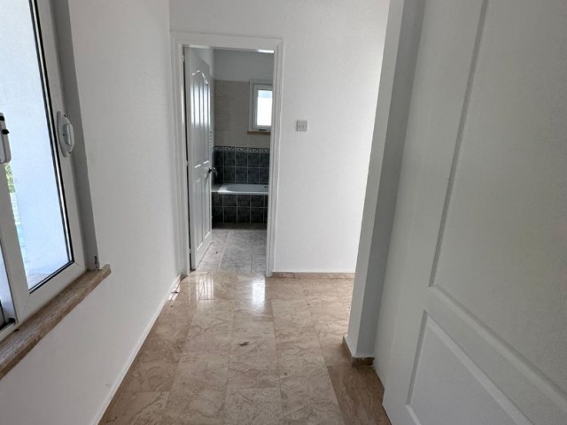 Yukarı Girne’de satılık lüks 5+2 villa .Eziç Premierin arkası