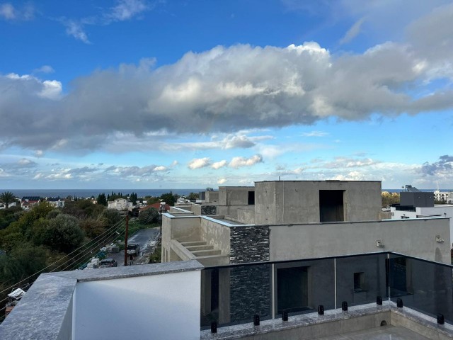 Luxuriöse 4+1-Triplex-Villa zum Verkauf in LAPTA, mit atemberaubendem Blick auf die Berge und das Meer