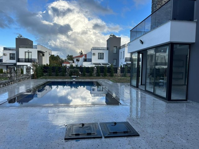 Luxuriöse 4+1-Triplex-Villa zum Verkauf in LAPTA, mit atemberaubendem Blick auf die Berge und das Meer