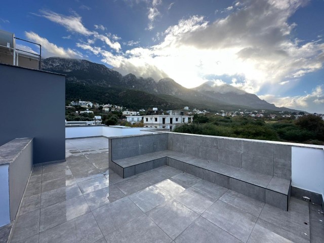 Luxuriöse 4+1-Triplex-Villa zum Verkauf in LAPTA, mit atemberaubendem Blick auf die Berge und das Meer