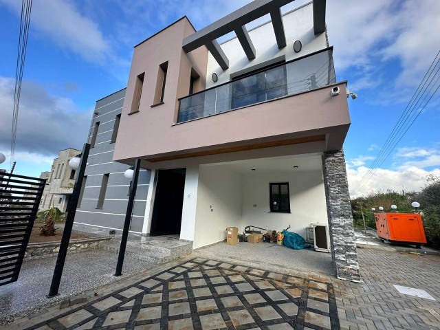 Luxuriöse 4+1-Triplex-Villa zum Verkauf in LAPTA, mit atemberaubendem Blick auf die Berge und das Meer