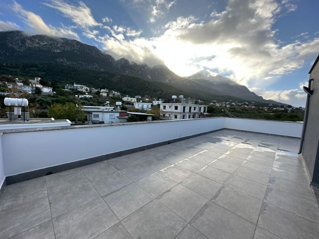 Luxuriöse 4+1-Triplex-Villa zum Verkauf in LAPTA, mit atemberaubendem Blick auf die Berge und das Meer