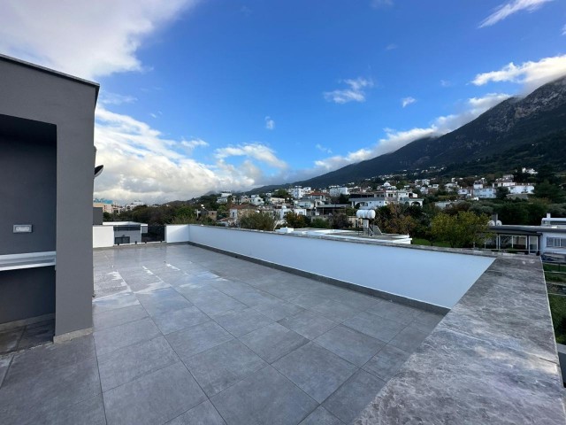 Luxuriöse 4+1-Triplex-Villa zum Verkauf in LAPTA, mit atemberaubendem Blick auf die Berge und das Meer