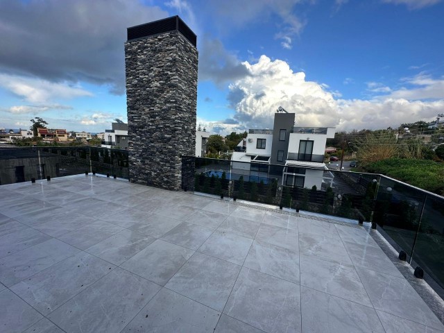 Luxuriöse 4+1-Triplex-Villa zum Verkauf in LAPTA, mit atemberaubendem Blick auf die Berge und das Meer