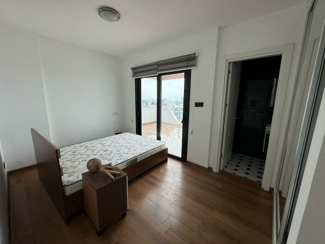 3+1 KOMPLETT MÖBLIERTE PENTHOUSE-WOHNUNG ZU VERMIETEN IM KYRENIA CENTER