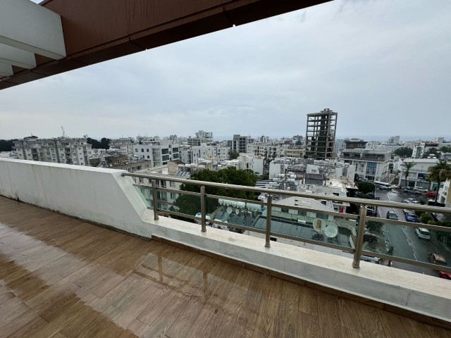 3+1 KOMPLETT MÖBLIERTE PENTHOUSE-WOHNUNG ZU VERMIETEN IM KYRENIA CENTER