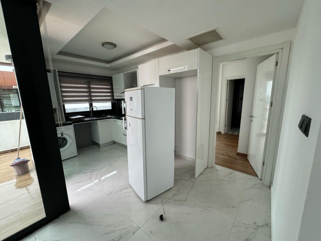 3+1 KOMPLETT MÖBLIERTE PENTHOUSE-WOHNUNG ZU VERMIETEN IM KYRENIA CENTER