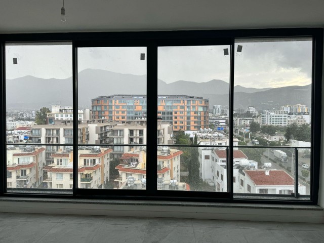 Girne Merkezinde satılık 2+1 Şehir ve Dağ manzaralı daire