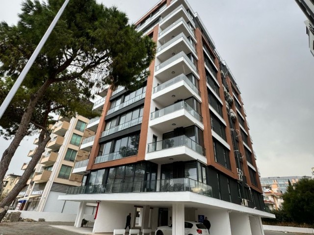 2+1 Wohnung mit Stadt- und Bergblick zum Verkauf im Kyrenia Center