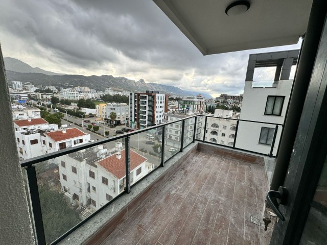 2+1 Wohnung mit Stadt- und Bergblick zum Verkauf im Kyrenia Center