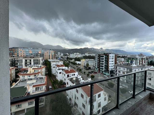 2+1 Wohnung mit Stadt- und Bergblick zum Verkauf im Kyrenia Center