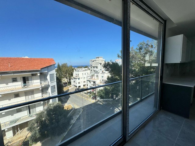 2+1 Wohnung mit Meerblick zum Verkauf im Zentrum von Kyrenia
