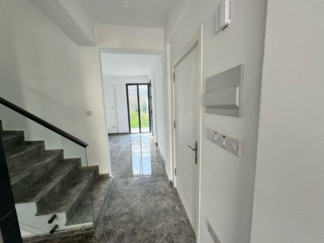 3+1 TRIPLEX-VILLA ZUM VERKAUF IN ALSANCAK, GELEGENHEITSPREIS, TRANSFORMATOR BEZAHLT!