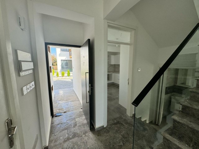 3+1 TRIPLEX-VILLA ZUM VERKAUF IN ALSANCAK, GELEGENHEITSPREIS, TRANSFORMATOR BEZAHLT!