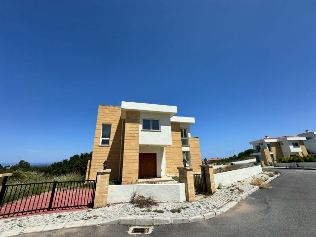 3+1 Villa mit Meerblick zum Verkauf in Alsancak/Yeşiltepe