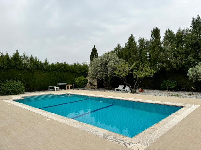 3+1 VILLA MIT POOL UND GROSSEM GARTEN ZU VERMIETEN IN ALSANCAK