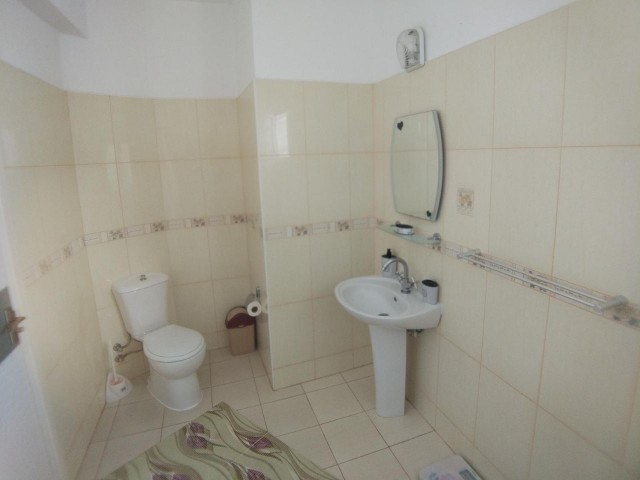 GİRNE MERKEZ'DE SATILIK 138 M2 3+1 FULL EŞYALI DAİRE , HAVUZLU SİTE'DE