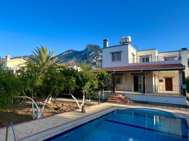 3+1 VILLA MIT POOL ZU VERMIETEN IN KARŞİYAKA