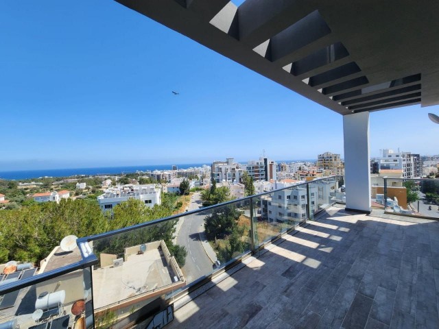 Girne Merkezde satılık 3+1 Muhteşem manzaralı penthouse