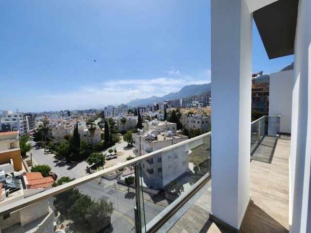 Girne Merkezde satılık 3+1 Muhteşem manzaralı penthouse