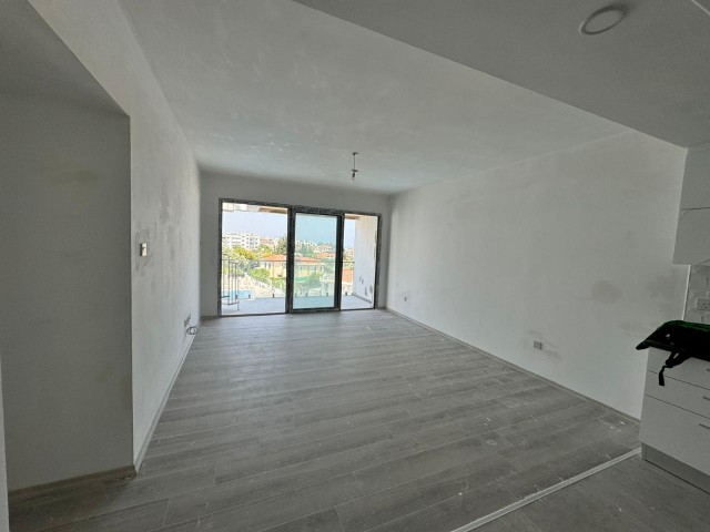 Penthouse in einem 2+1 Komplex mit Pool zum Verkauf in Alsancak