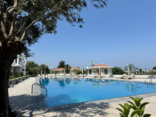 Penthouse in einem 2+1 Komplex mit Pool zum Verkauf in Alsancak