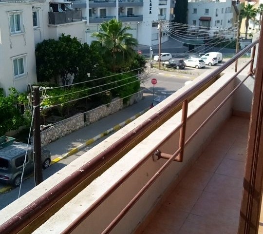 2+1 Wohnung mit privater Terrasse zum Verkauf im Zentrum von Kyrenia