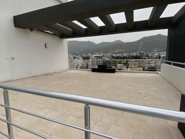 Kyrenia Center, 3+1 Penthaus-Maisonette-Wohnung zu vermieten 1000 STG / +905338202346